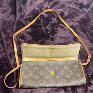 Louis Vuitton Gm Twin Pouchette in Monogram Canvas